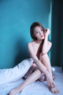 老師黑色雙開真絲旗袍的穿著效果