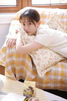 扒開女人內褲猛進猛出流出白液