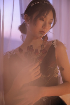 五月丁香亭亭玉立的意思