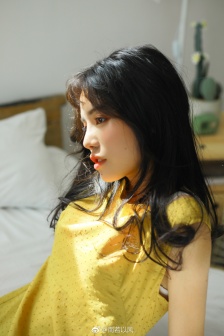 不時用俄語小聲說真心話的鄰桌艾莉在線觀看