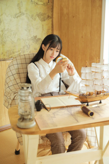 美女和老板一起努力做豆漿