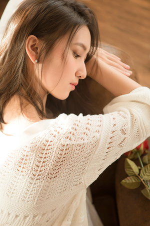 把腿抬高一點一會就不痛了