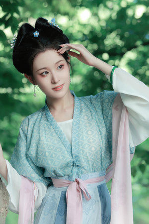 剛滿18歲的少女穿衣搭配