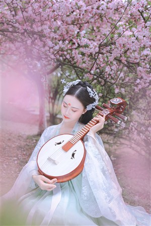 閨蜜老公把我壓在懷里第一集