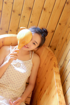 把腿抬高就不疼