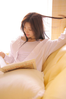 男同被六個男摁住CAO到哭