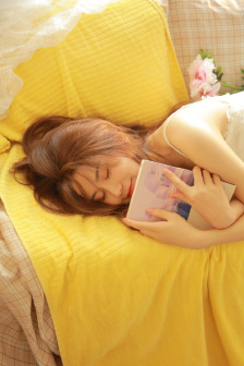 小男孩把坤巴塞進小女孩的血里