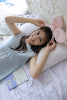 他摸著我的兩個奶我下面好濕