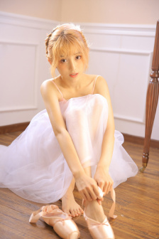 廣場舞路燈下的小姑娘