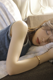 男主開會桌下被C得合不攏H