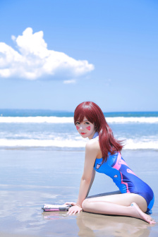 美女露隱私無內褲無奶罩大胸