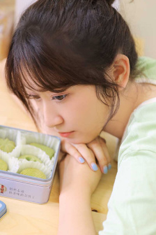 伸進她的裙子里面扯掉內褲