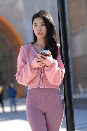 泳裝小南娘吃大蘿卜