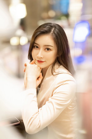 善良漂亮的女老板中字