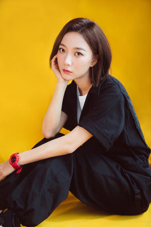 小保姆在廚房做飯