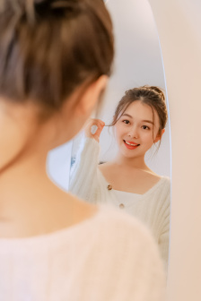 女人大膽張開蔭道口