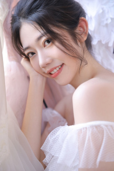 白絲校花被扒開雙腿噴水