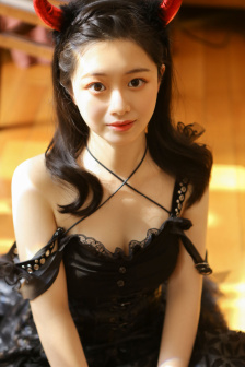 上官婉兒拿一支筆稿自己