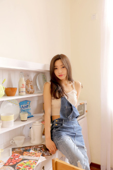 摸進她內褲里瘋狂揉她的桃子視頻