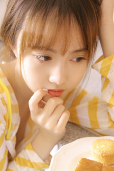 只有一根繩子遮住重要部位