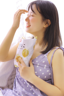 老公在懷里吃奶像個小孩子