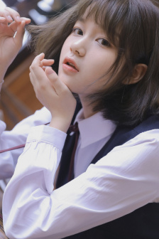 分腿吊起來抽打中間的文案