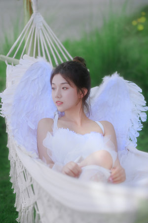 他把頭埋在花叢中