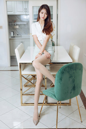 涂了春藥被一群人倫