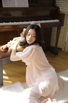 女生把球球給男生抓的視頻