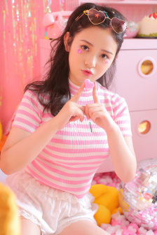 女人邁開腿讓男人吃草莓