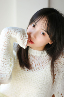 女人張開腿讓男人添