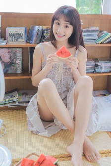 邊吃奶邊扭身體哼唧怎么回事