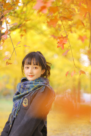 年輕的女孩在辦公室推薦香水