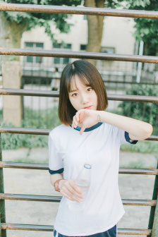 雙腿張開被9個男人調教