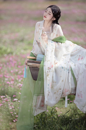 一女生肛門里塞了8個小皮球